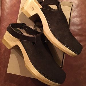 NIB Sven brown halter top suede clogs